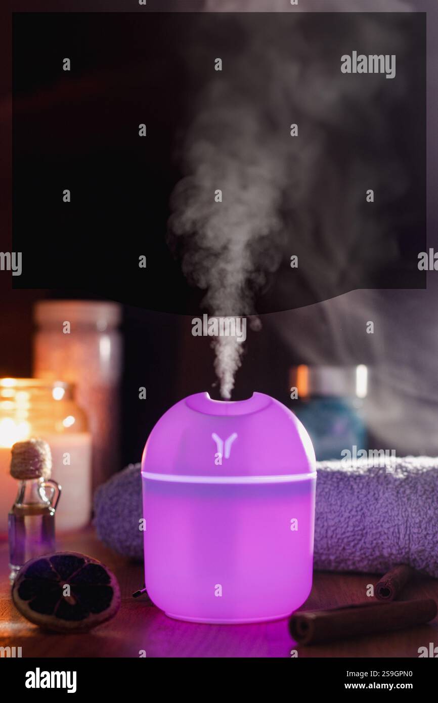Fumo aromatico, primo piano, con dispositivo elettrico. Bastoncini d'incenso per fumatori, spazio per le copie. Aromaterapia Foto Stock