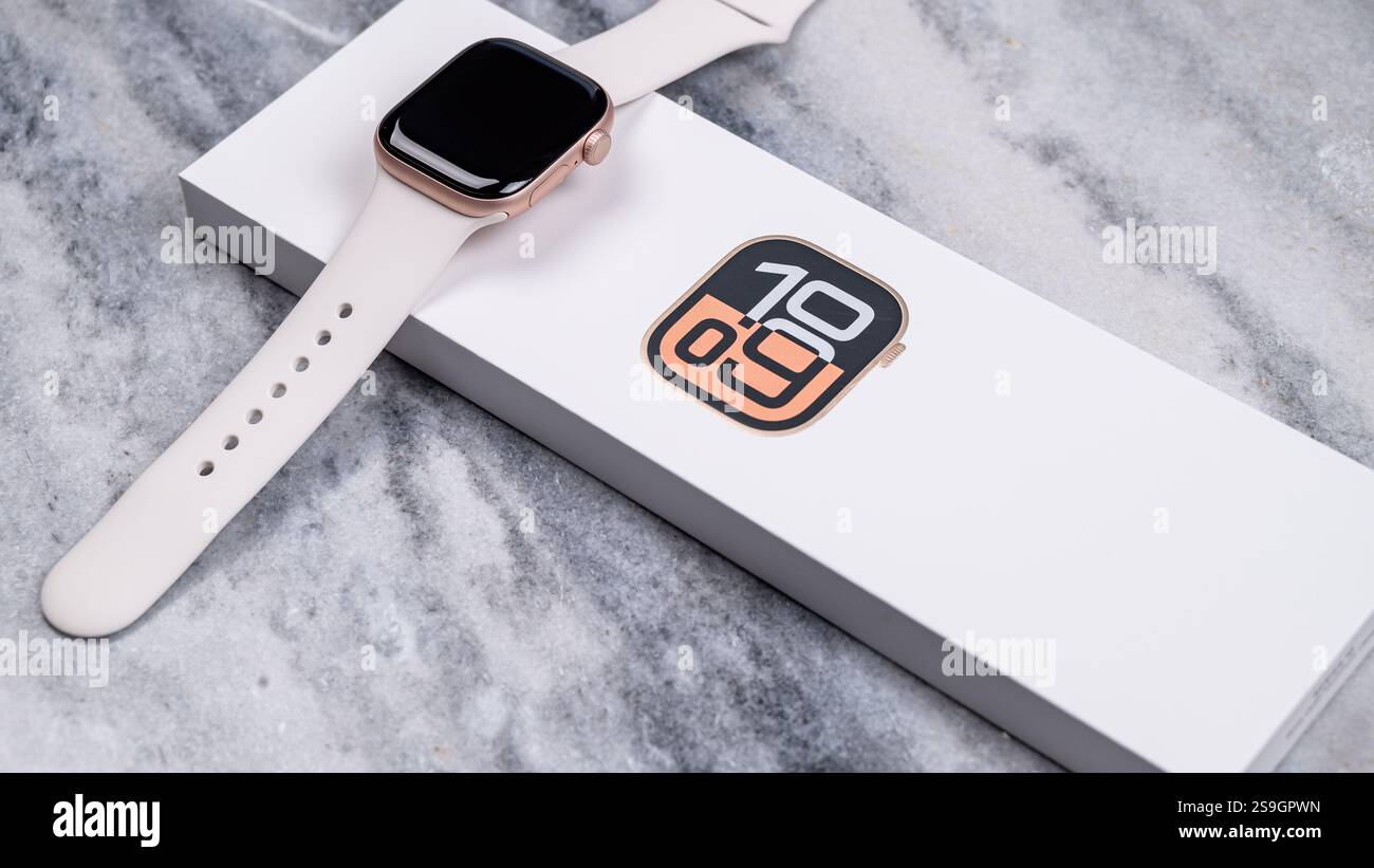 Jurmala, Lettonia 21.01.2025: Nuova serie Apple Watch 10 Rose Gold. Nuovo smartwatch visualizzato su un'elegante superficie grigia con un elegante riquadro bianco accanto Foto Stock