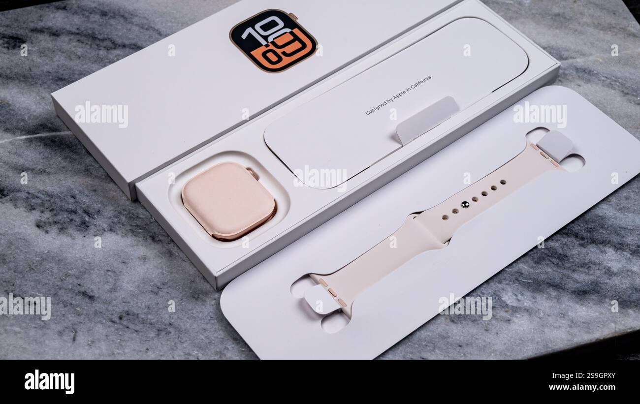 Jurmala, Lettonia 21.01.2025: Nuova serie Apple Watch 10 Rose Gold. Nuovo smartwatch e cinturino in elegante confezione su una superficie in marmo Foto Stock
