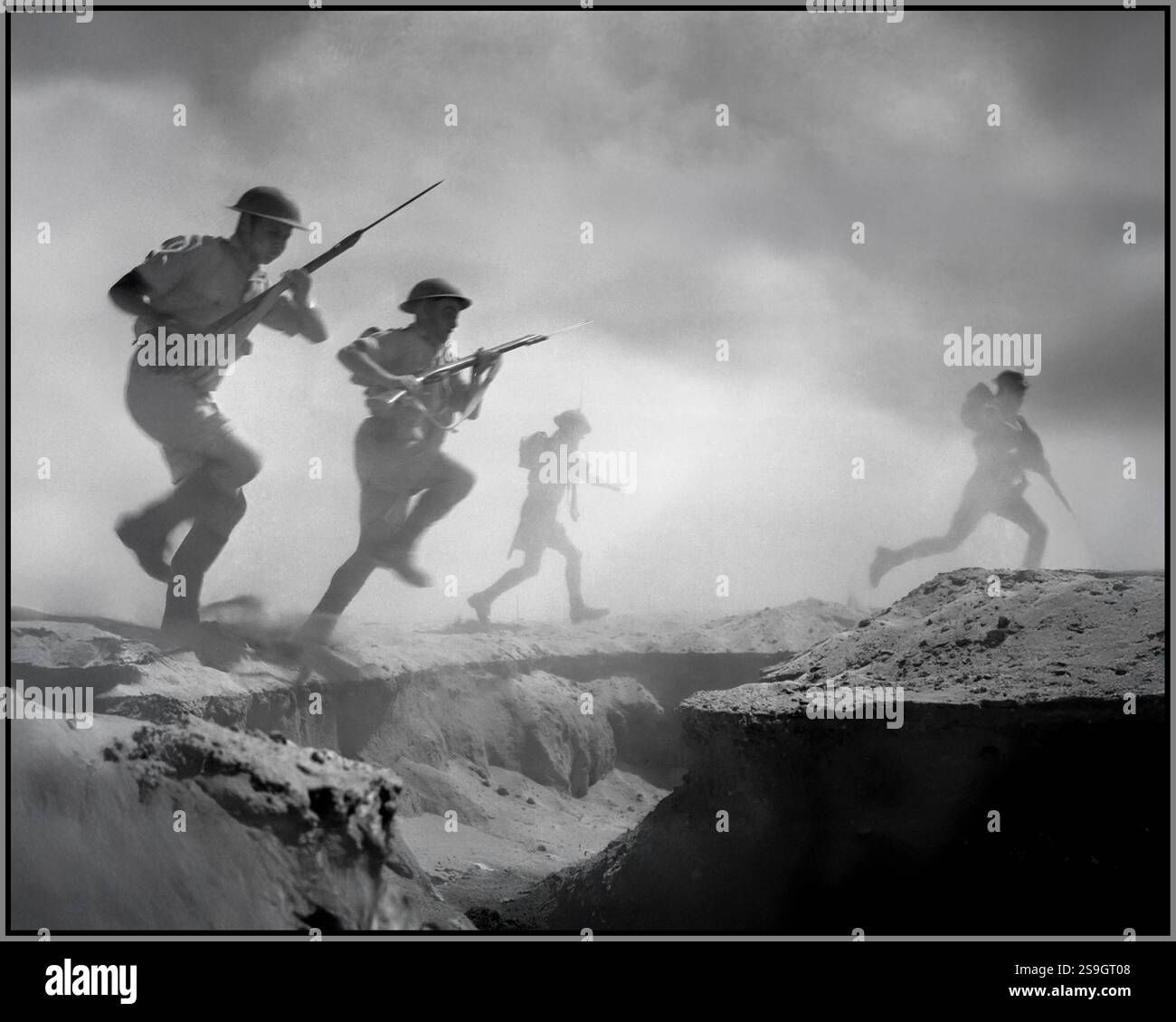 El Alamein seconda guerra mondiale campagna vittoriosa del Nord Africa 1942: La fanteria britannica avanza attraverso la polvere la sabbia e il fumo della battaglia. Fotografia di propaganda britannica del Nord Africa del sergente Len Chetwyn No 1 Army Film & Photographic Unit. Truppe britanniche nella battaglia di El Alamein. La vittoria alleata a El Alamein fu l'inizio della fine della campagna del deserto occidentale sotto il tenente generale britannico Bernard Montgomery, comandante dell'Ottava Armata Foto Stock