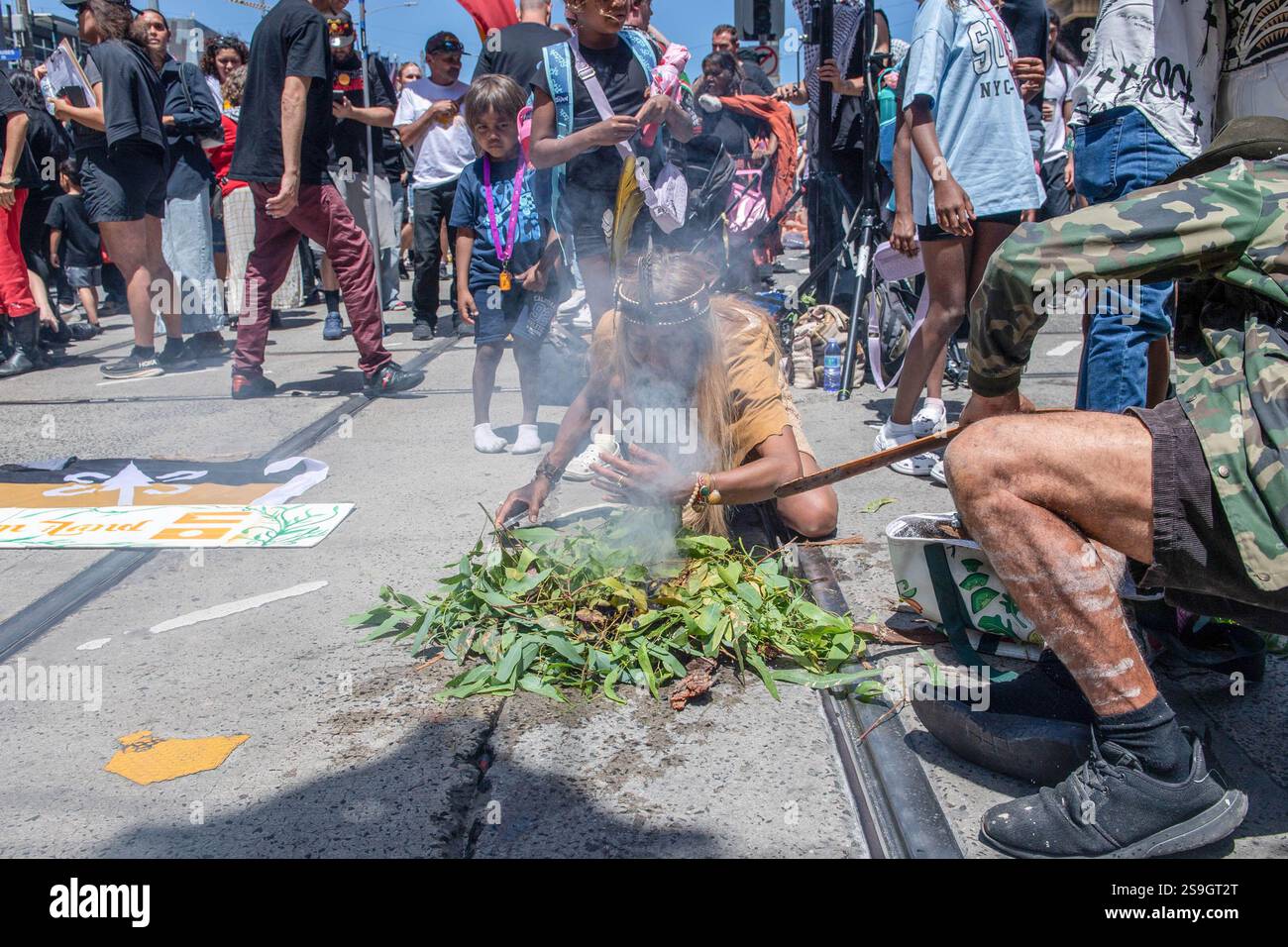 I manifestanti piegano un'enorme bandiera aborigena alla fine del raduno dell'Invasion Day del 2025. Migliaia di persone si sono riunite a Melbourne il giorno dell'invasione del 2025, per difendere i diritti degli indigeni e la giustizia. L'evento ha evidenziato le richieste di diritti fondiari, di verità e di riconoscimento della storia coloniale dell'Australia. I manifestanti portavano striscioni con messaggi come "Always Was, Always Will be Aboriginal Land", mentre marciavano attraverso la città. Il rally ha caratterizzato discorsi, canti e spettacoli culturali, amplificando le voci delle prime Nazioni e sostenendo un cambiamento sistemico a Melbourne, in Australia. Foto Stock
