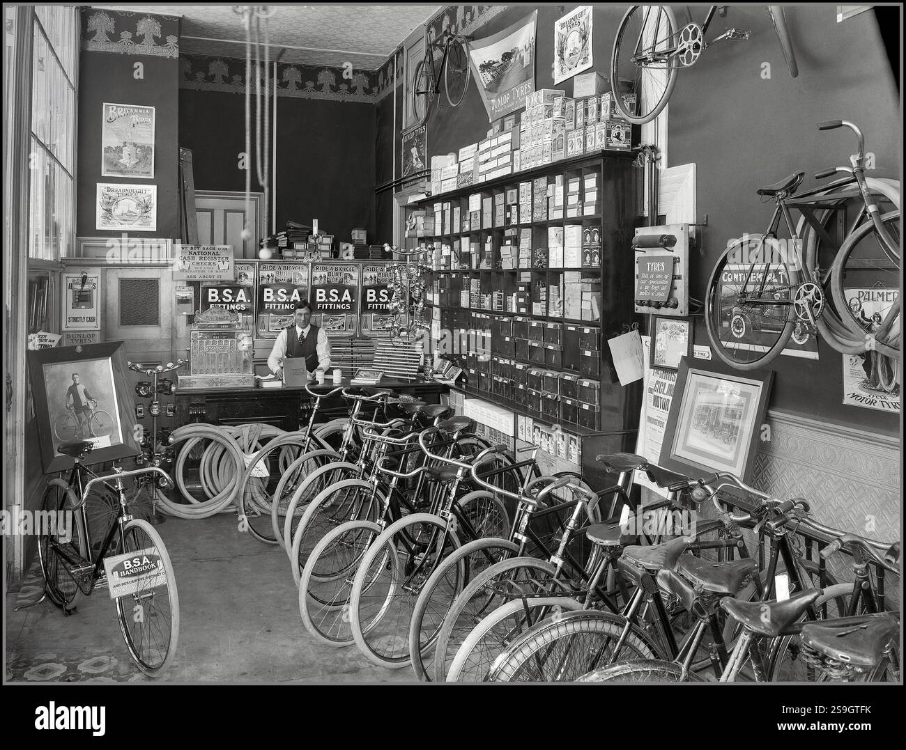 1900's Bicycle Shop, negozio di accessori per la vendita di pneumatici, luci, ecc. BSA Fitting (Birmingham Small Arms Company) Gran Bretagna Regno Unito Foto Stock
