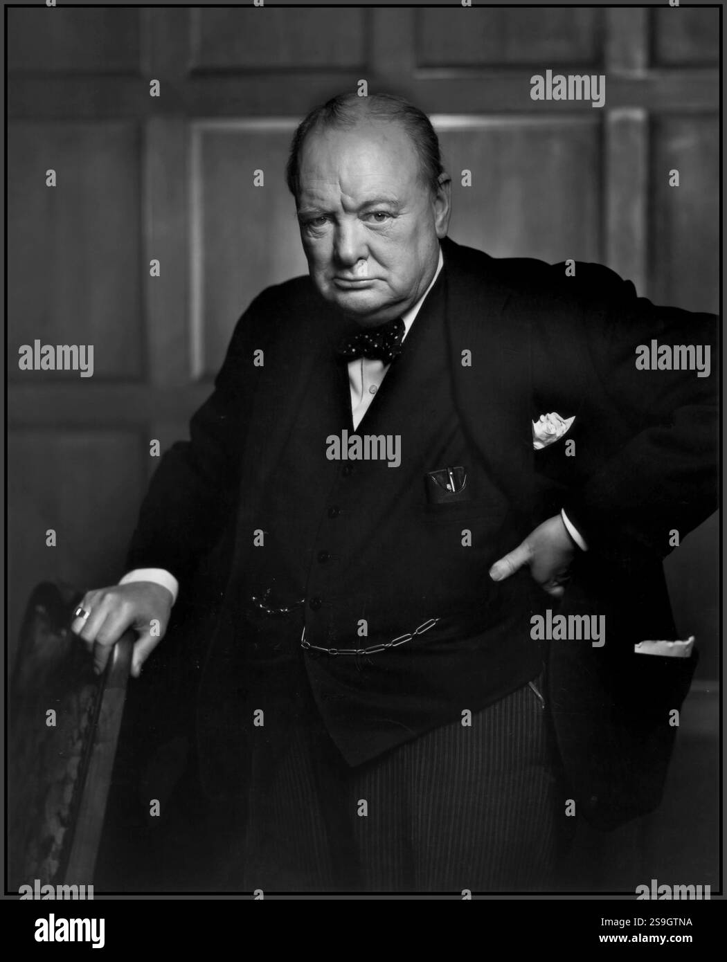 Winston Churchill Ritratto della seconda guerra mondiale primo ministro britannico durante la seconda guerra mondiale Ritratto in bianco e nero di Karsh di Ottowa intitolato "il leone ruggente" Data 30 dicembre 1941 (nato il 30 novembre 1874, Blenheim Palace, Oxfordshire, Inghilterra - morto il 24 gennaio, 1965, Londra) fu uno statista, oratore e scrittore britannico che come primo ministro (1940-45, 1951-55) radunò il popolo britannico durante la seconda guerra mondiale e guidò il suo paese dall'orlo della sconfitta a una vittoria molto celebrata. Foto Stock
