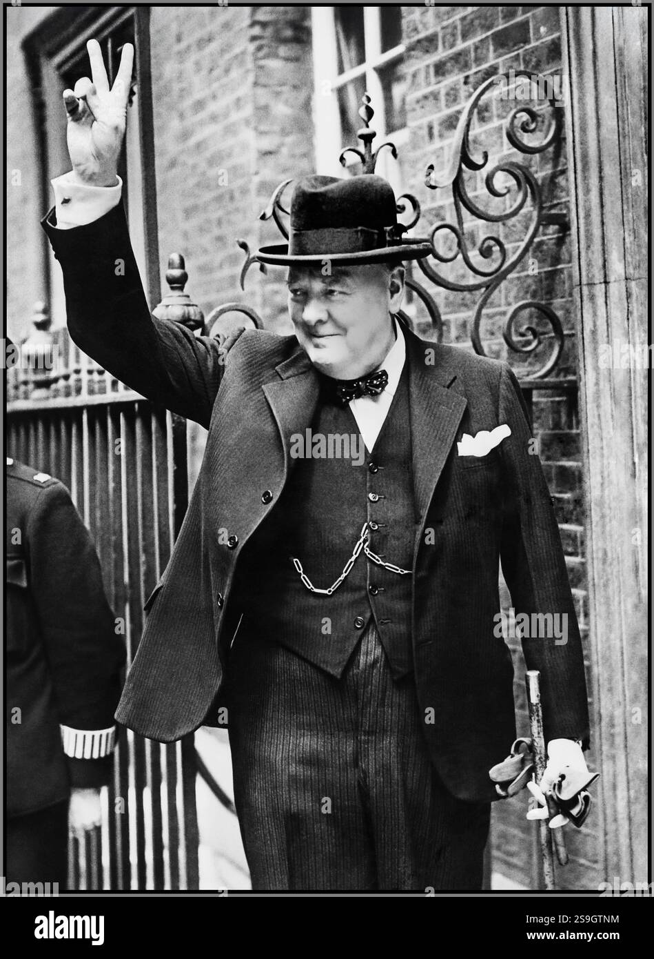 Winston Churchill "V FOR VICTORY SIGN", primo ministro britannico, leader ispiratore della seconda guerra mondiale a Downing Street, ha dato il suo famoso cartello "V" for Victory con il suo caratteristico cappello Homburg, durante la seconda guerra mondiale, preso il 5 giugno 1943, 10 Downing Street Londra Regno Unito Foto Stock