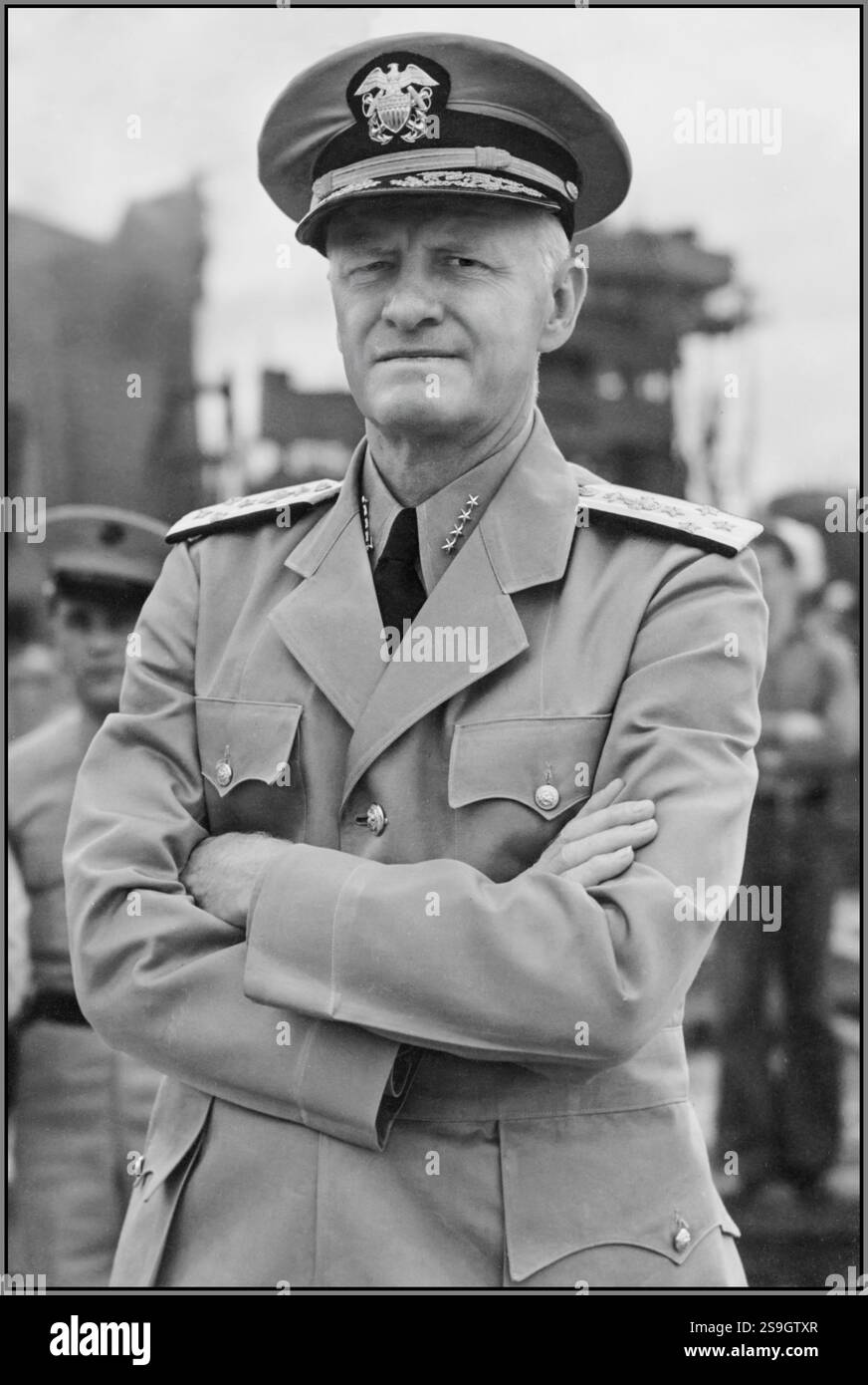 NIMITZ Chester William Nimitz, 24 febbraio 1885 – 20 febbraio 1966) è stato un ammiraglio statunitense. Ha svolto un ruolo importante nella storia navale della seconda guerra mondiale come comandante in capo, della US Pacific Fleet e comandante in capo, delle aree dell'Oceano Pacifico, comandando le forze aeree, terrestri e marittime alleate durante la seconda guerra mondiale Comandante in capo, veterano militare giapponese della flotta del Pacifico degli Stati Uniti. L'ammiraglio Nimitz tornò dalla seconda guerra mondiale, un eroe americano. Ha ricevuto una stella d'oro dal presidente Truman e sfilate di vittoria in diverse città Foto Stock