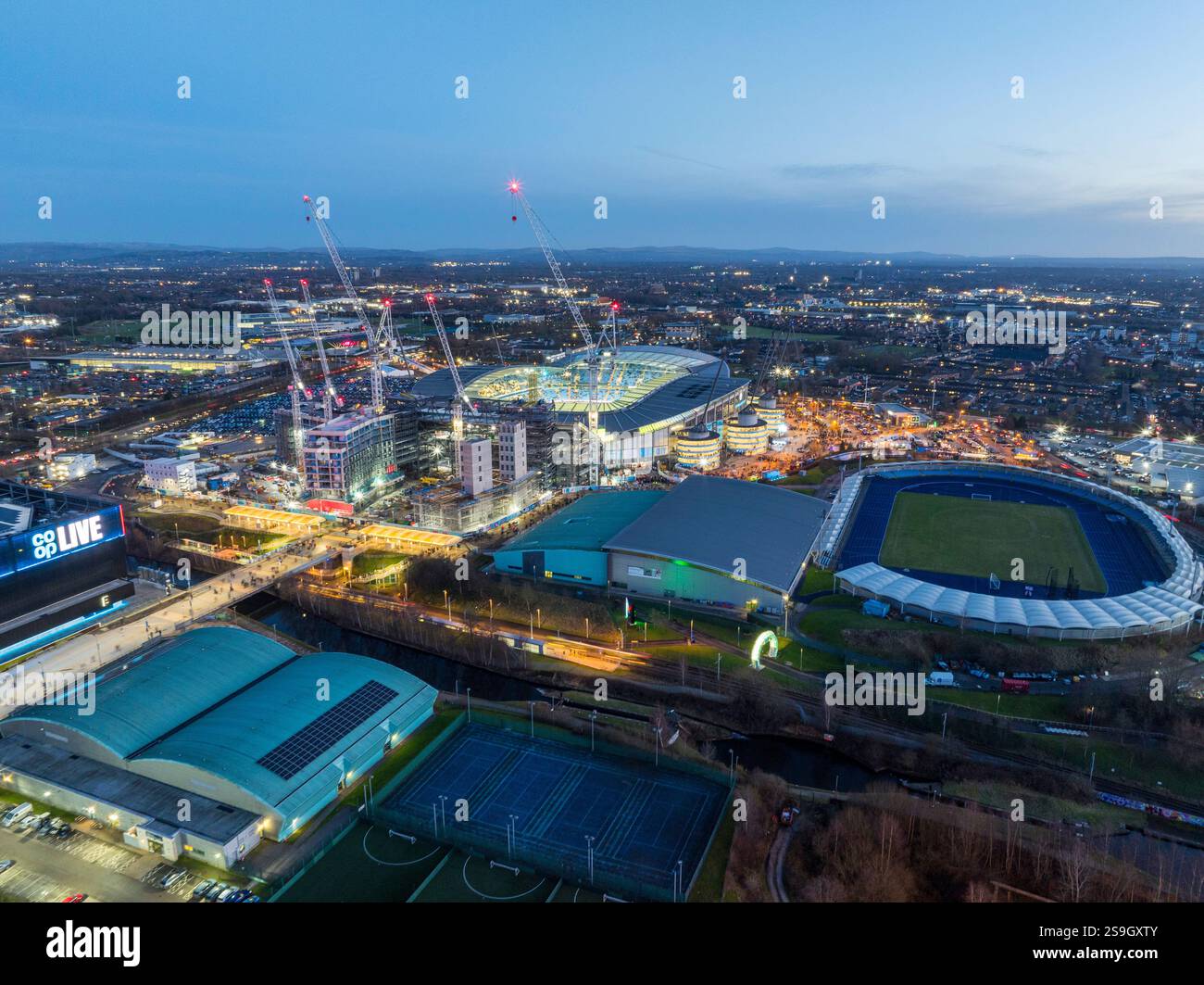 Immagine aerea dell'Etihad Satium (Manchester City Football Ground) con gente che si riunisce per la partita. Foto Stock