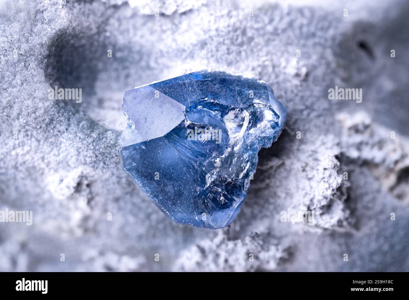 Cristallo blu benitoite. Campione della miniera di gemme, San Benito Co., California, USA. Micro Photography primi piani estremi. microscopio in cristallo minerale Foto Stock