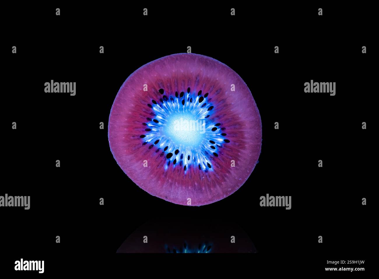 Polpa isolata di kiwi sotto la luce ultravioletta a onde lunghe. Foto Stock