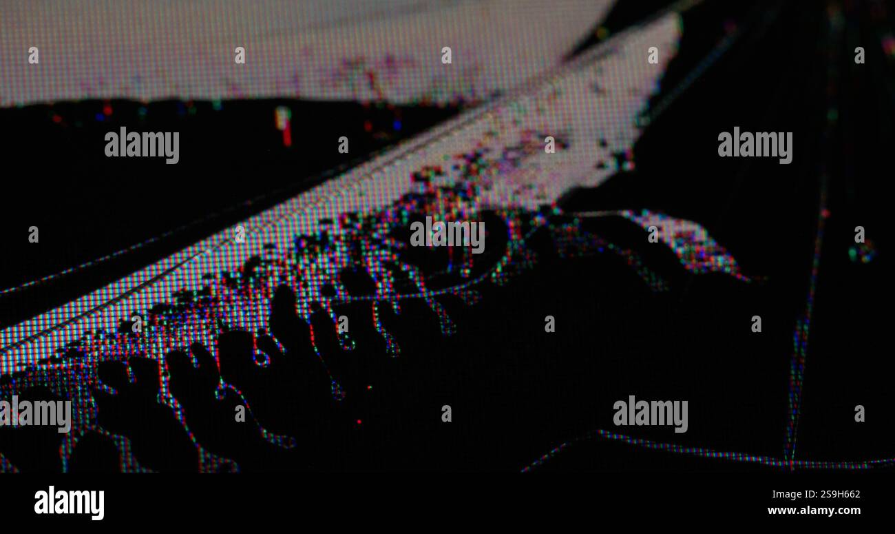 Rumore VHS. Trama rotta. Flusso di inchiostro nero sulla superficie LCD umida della griglia digitale. Errore di sfocatura effetto glitch del rumore di colore sovrapposizione mesh. Foto Stock