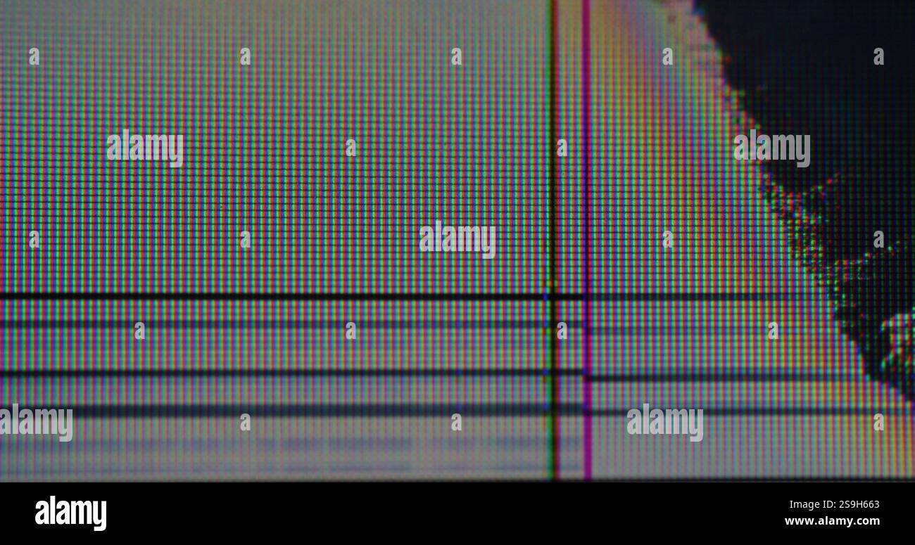 Rumore VHS. Glitch digitale. Lo schermo TV in vetro frantumato si rompe con pixel scintillanti. Macchie nere di espansione dei difetti della matrice ondulata. Foto Stock