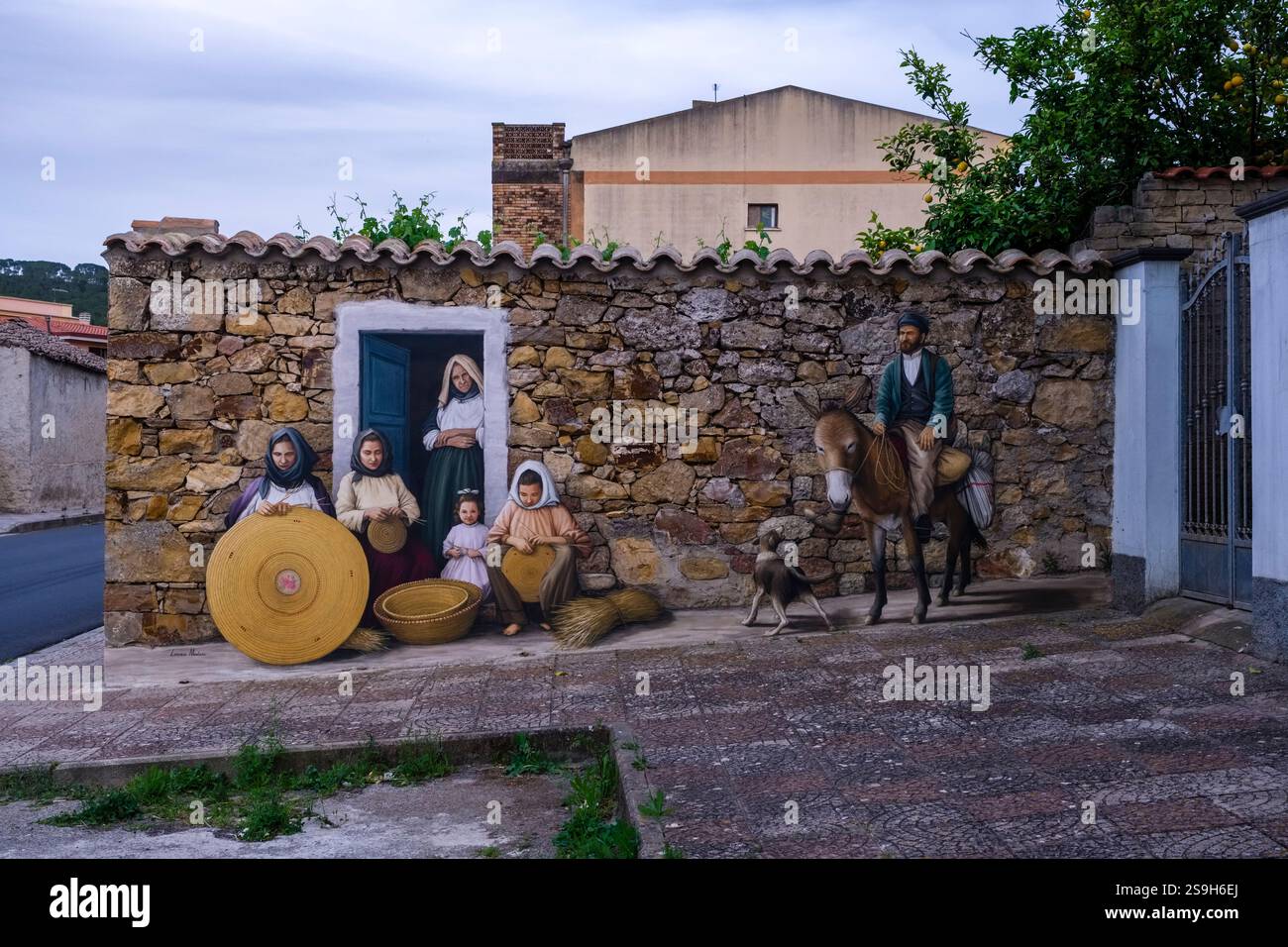 Dipinti artistici sulle pareti di Segariu, un villaggio famoso per loro. Foto Stock