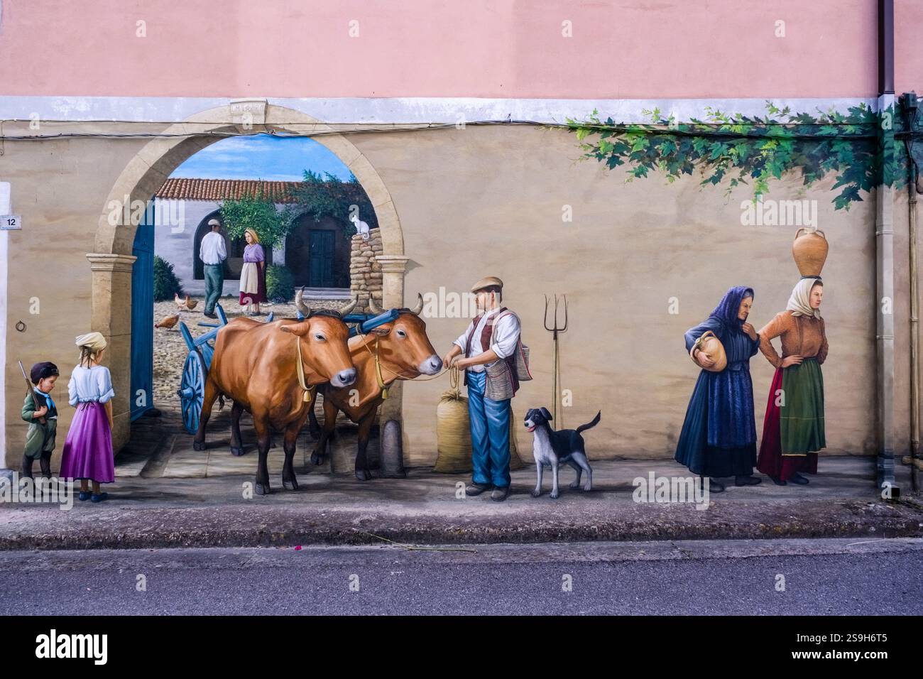 Dipinti artistici sulle pareti di Segariu, un villaggio famoso per loro. Foto Stock