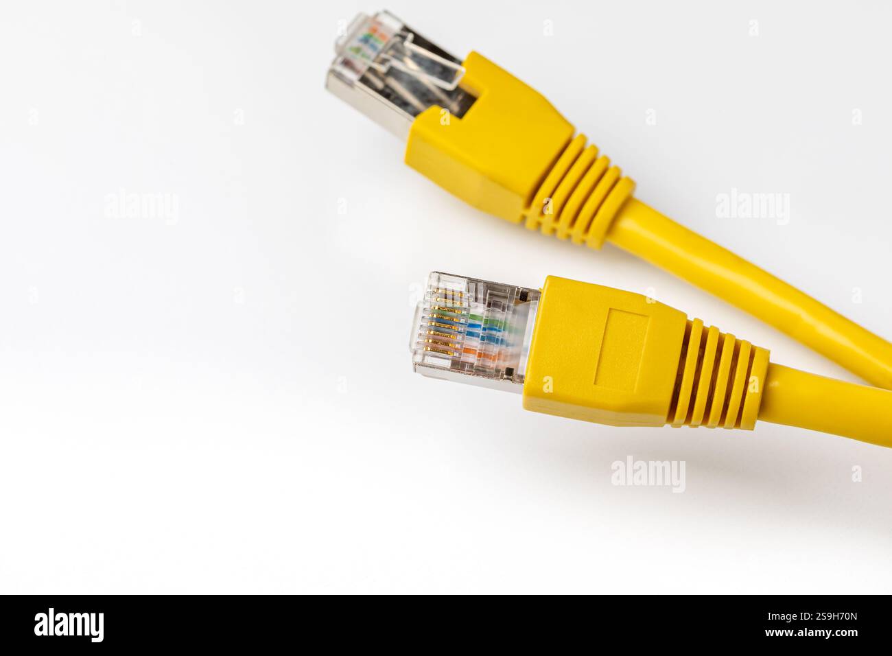 Cavo Ethernet isolato su sfondo bianco. Concetto di rete LAN, velocità di trasferimento dati e connessione Internet. Foto Stock