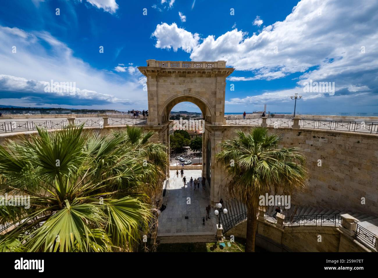 Il grande arco della porta d'ingresso del Bastione di Saint Remy, visto dall'ultimo piano dell'edificio. Foto Stock