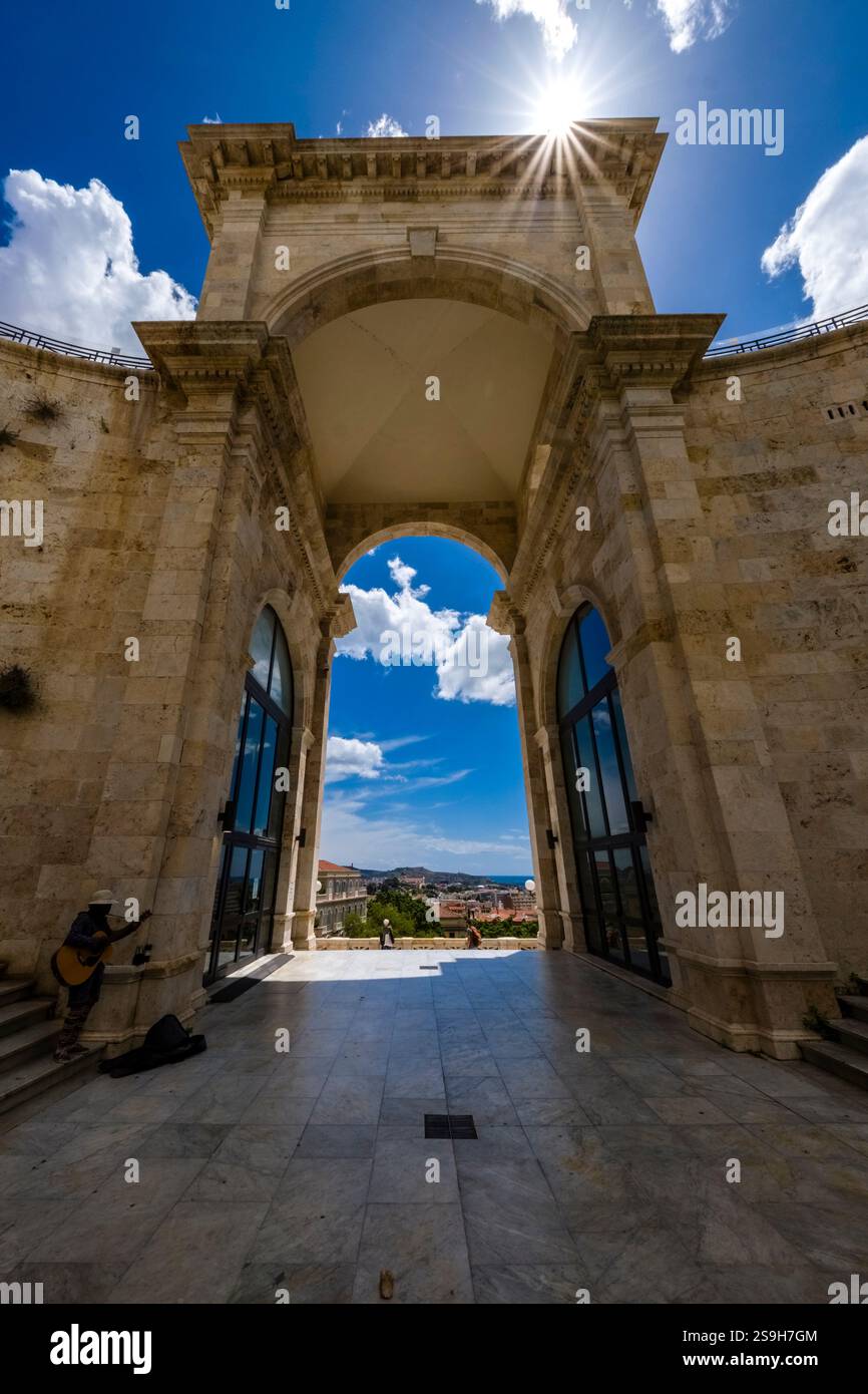 Il grande arco della porta d'ingresso del Bastione di Saint Remy, visto dal piano centrale dell'edificio. Foto Stock