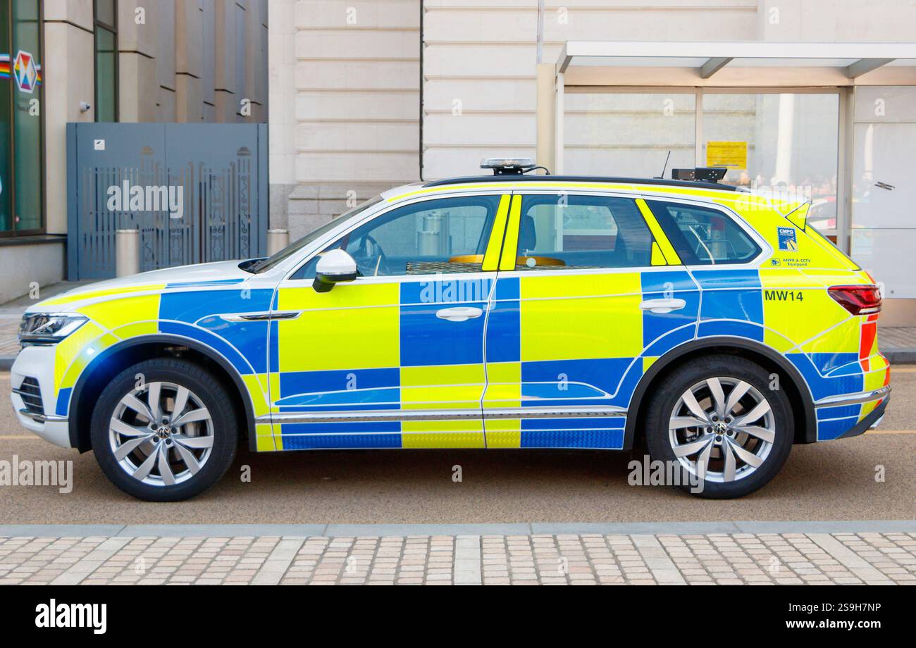 sideview di una pattuglia del National Highways Traffic Officer del Regno Unito con segnaletica gialla e blu parcheggiata su una strada a birmingham nel regno unito Foto Stock