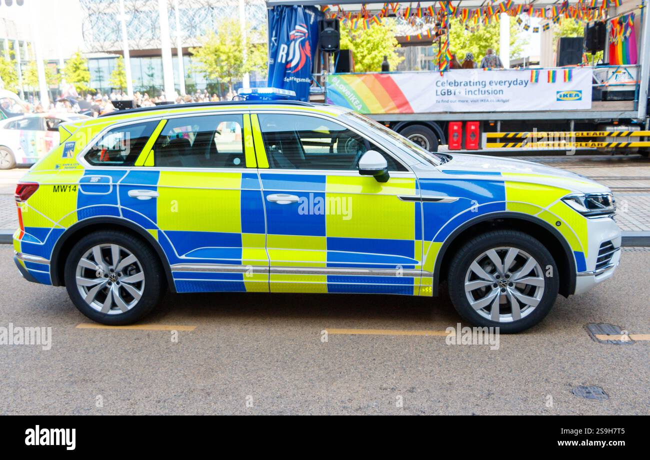 sideview di una pattuglia del National Highways Traffic Officer del Regno Unito con segnaletica gialla e blu parcheggiata su una strada a birmingham nel regno unito Foto Stock