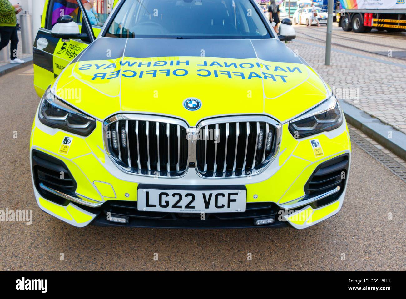 Vista frontale di una pattuglia dell'ufficiale del traffico delle autostrade nazionali del Regno Unito con segnaletica gialla e blu parcheggiata su una strada a birmingham nel regno unito Foto Stock