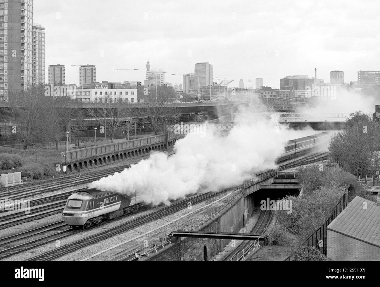 Una HST molto affumicata, guidata dalla Power car numero 43141, passa per Westbourne Park nella zona ovest di Londra il 22 marzo 1992. Foto Stock