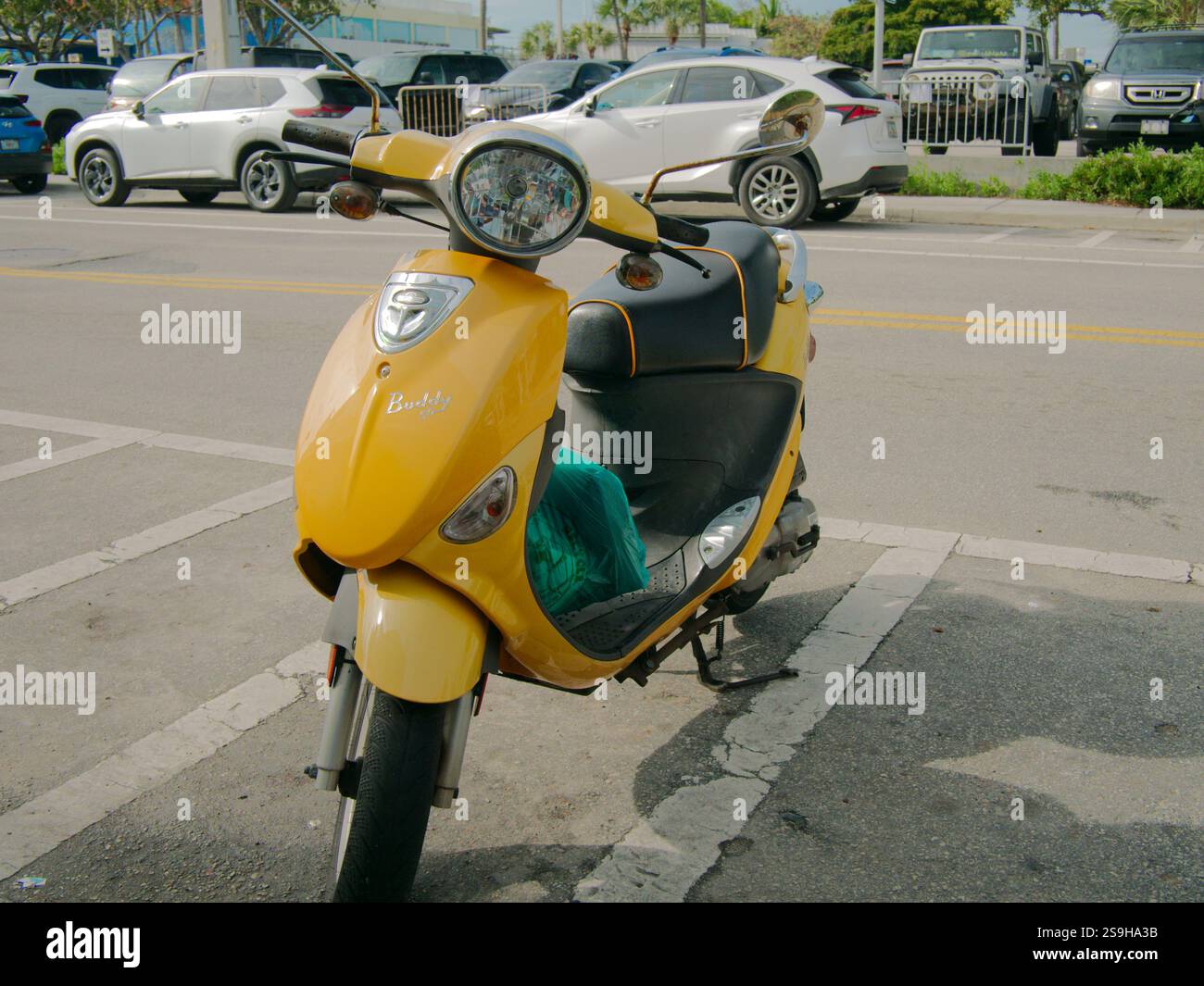 Scooter ciclomotore giallo parcheggiato sul lato della strada. Nessuna persona copia spazio per la copia. Uso editoriale solo 20 gennaio 2025, Key West, Florida, U Foto Stock