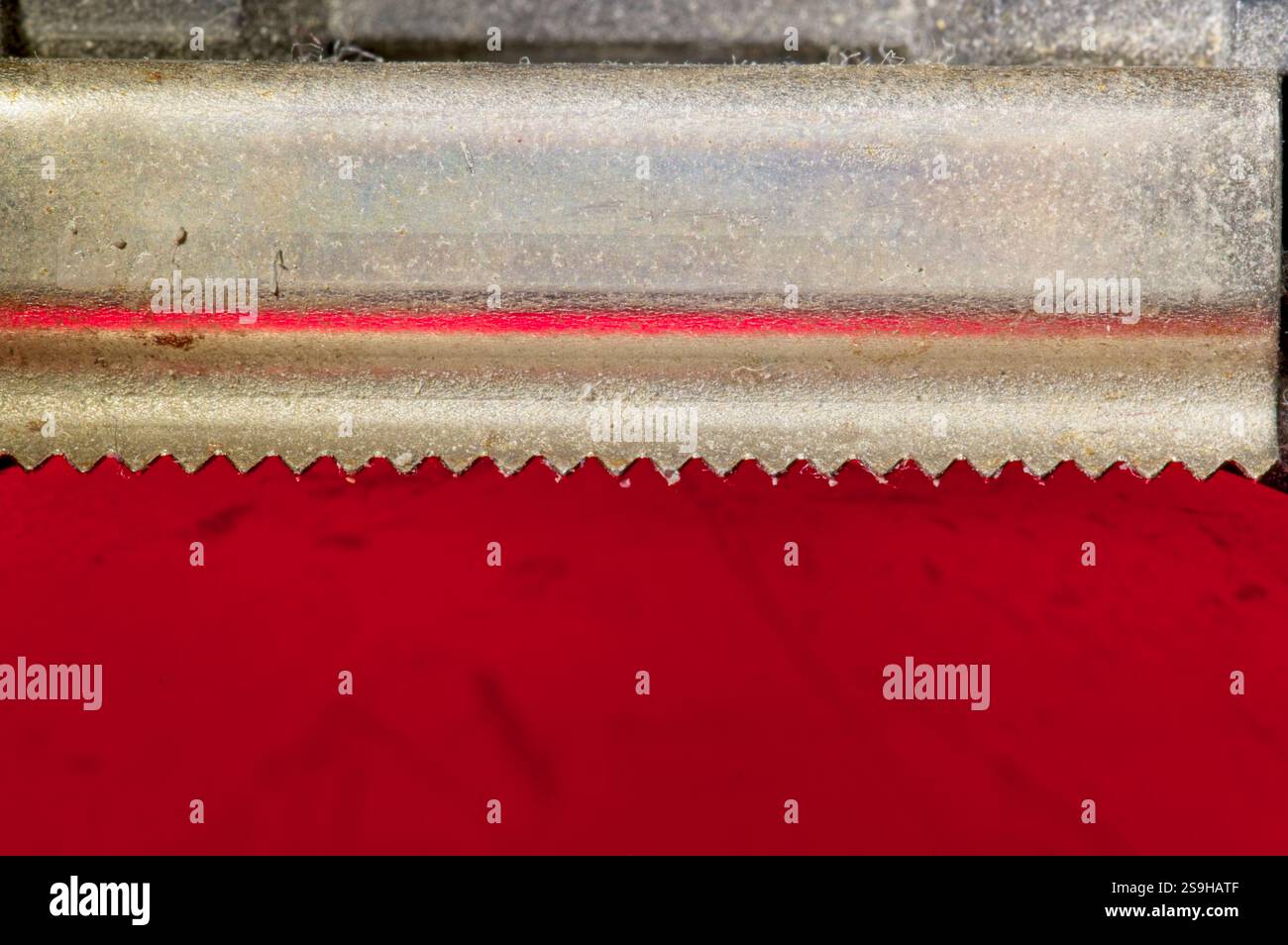 Primo piano del bordo seghettato della barra di taglio Foto Stock