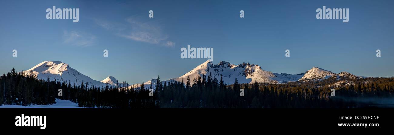 OR02860-00...OREGON - Vista panoramica di Thee Sisters, Broken Top e Ball Butte dal lago Sparks, Deschutes, NF. Foto Stock