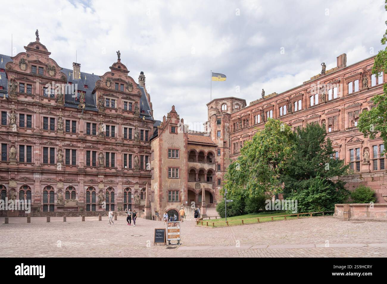 Heidelberg, Germania - Vista sullo Schloss Heidelberger costruito nel XIII secolo su una collina che si affaccia sulla città di Heidelberg. Foto Stock
