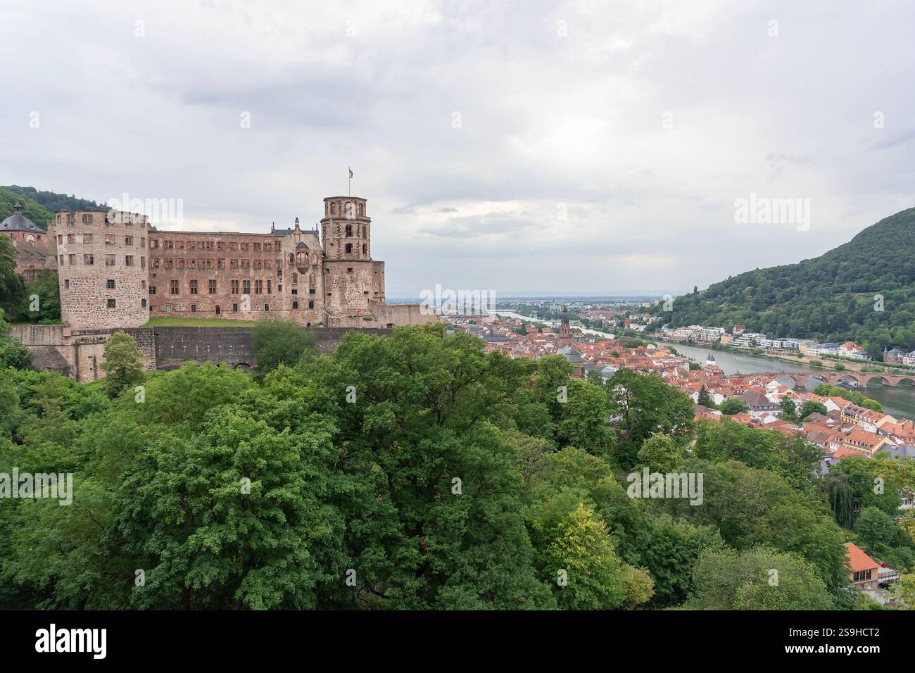Heidelberg, Germania - Vista sullo Schloss Heidelberger costruito nel XIII secolo su una collina che si affaccia sulla città di Heidelberg. Foto Stock
