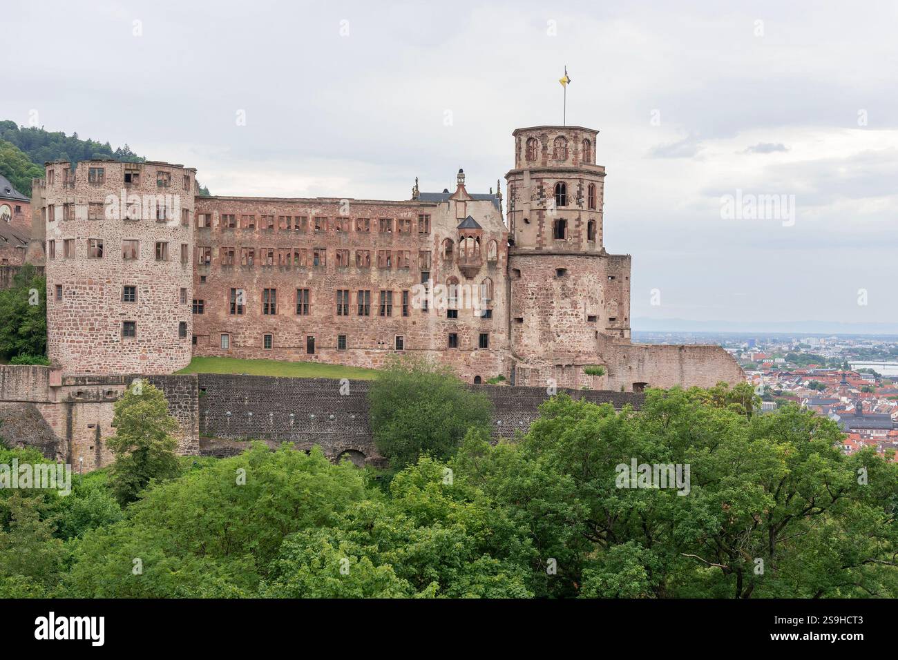 Heidelberg, Germania - Vista sullo Schloss Heidelberger costruito nel XIII secolo su una collina che si affaccia sulla città di Heidelberg. Foto Stock