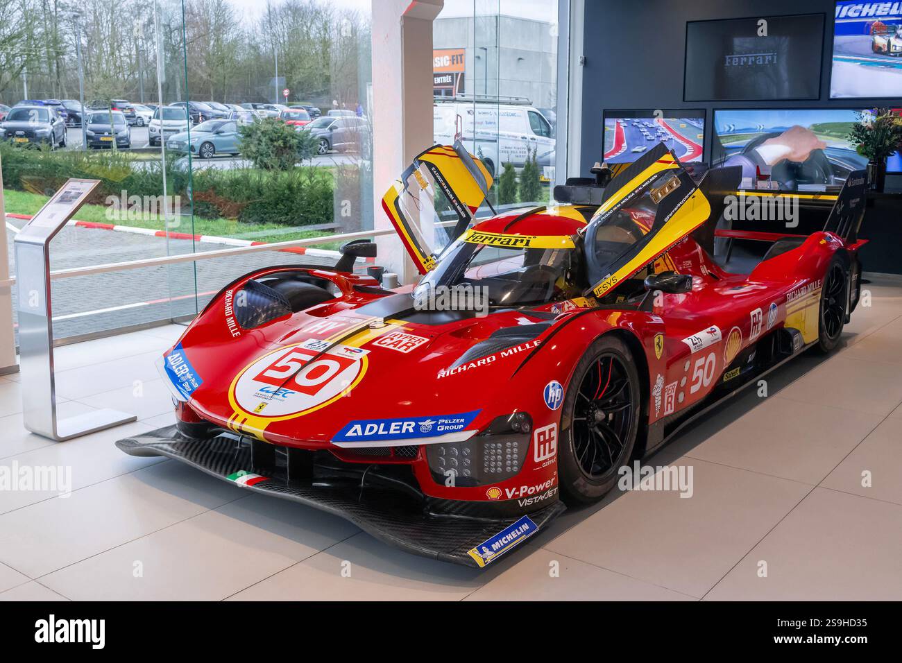 Città di Lussemburgo, Lussemburgo - Vista su una Ferrari 499P rossa in uno showroom. Auto vincitrice della 24 ore di le Mans 2024. Foto Stock Città di Lussemburgo, Lussemburgo - Vista su una Ferrari 499P rossa in uno showroom. Auto vincitrice della 24 ore di le Mans 2024. Foto Stock