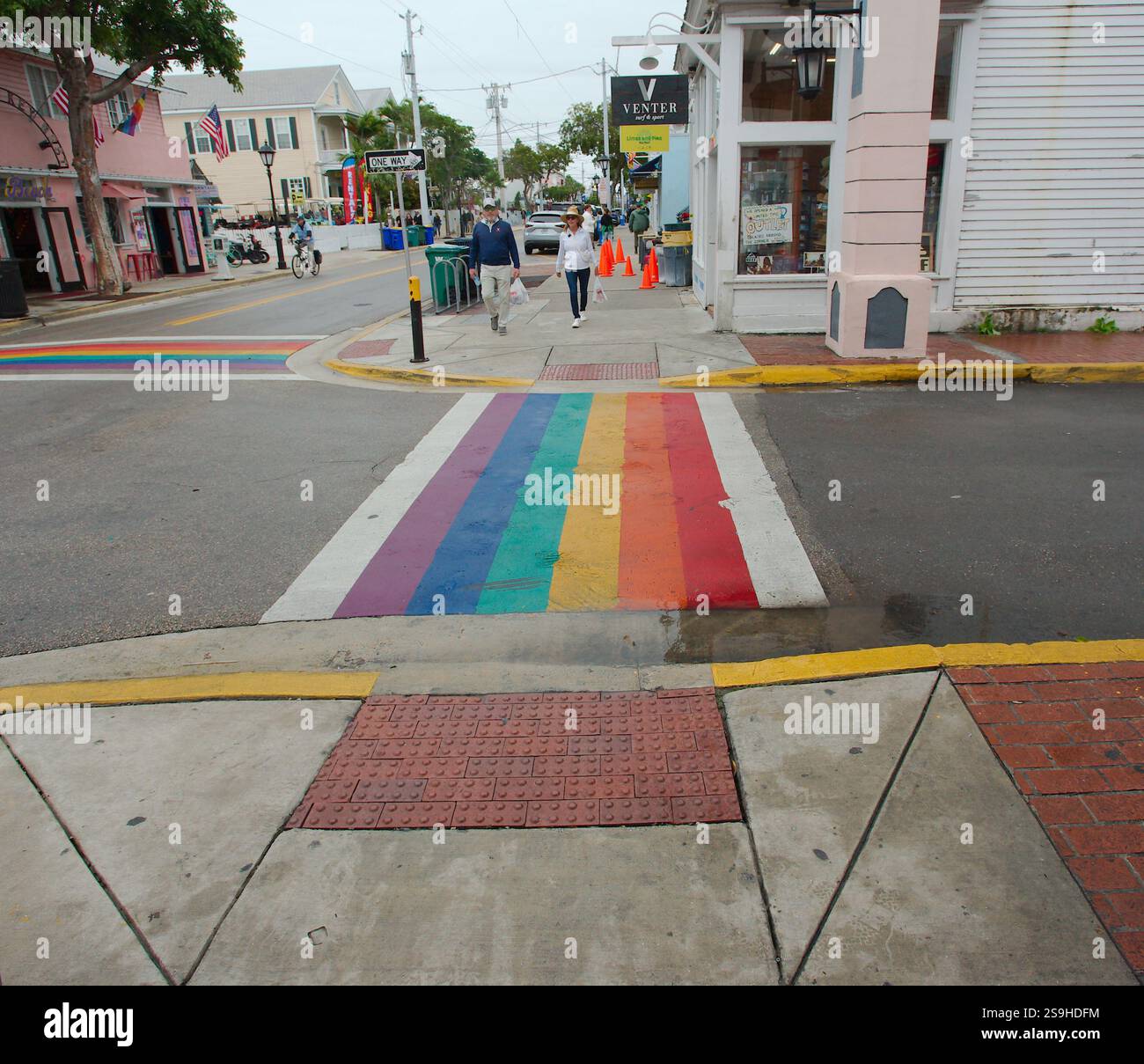 Passerella Rainbow vuota su Duval Street con persone che si avvicinano alla passerella. Solo per uso editoriale 20 gennaio 2025, Key West, Florida, USA. Persone W Foto Stock