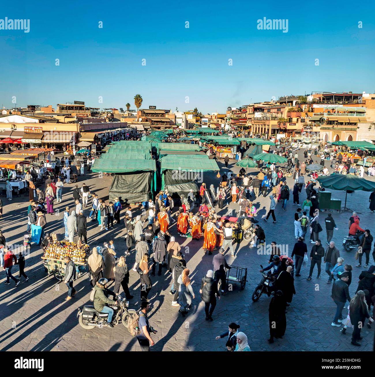 Jemaa el-Fnaa, la piazza principale all'interno della Medina a Marrakech, in Marocco, un luogo dove la gente viene a mangiare, commerciare e divertirsi. Foto Stock