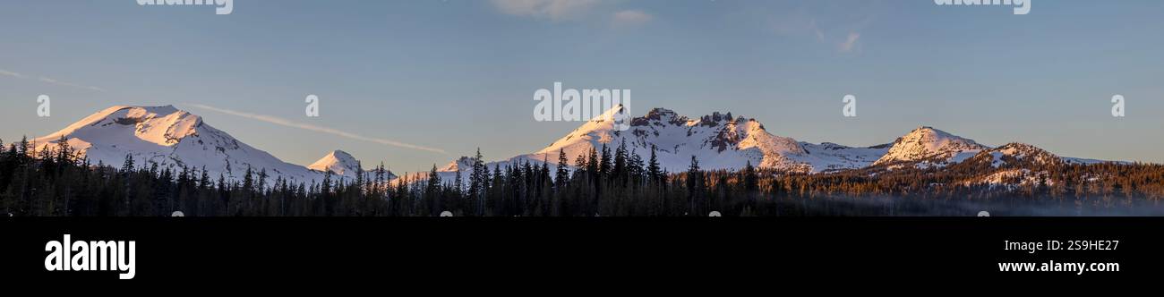 OR02865-00...OREGON - Vista panoramica delle tre Sorelle, Broken Top e Ball Butte al tramonto nel Deschutes NF Foto Stock