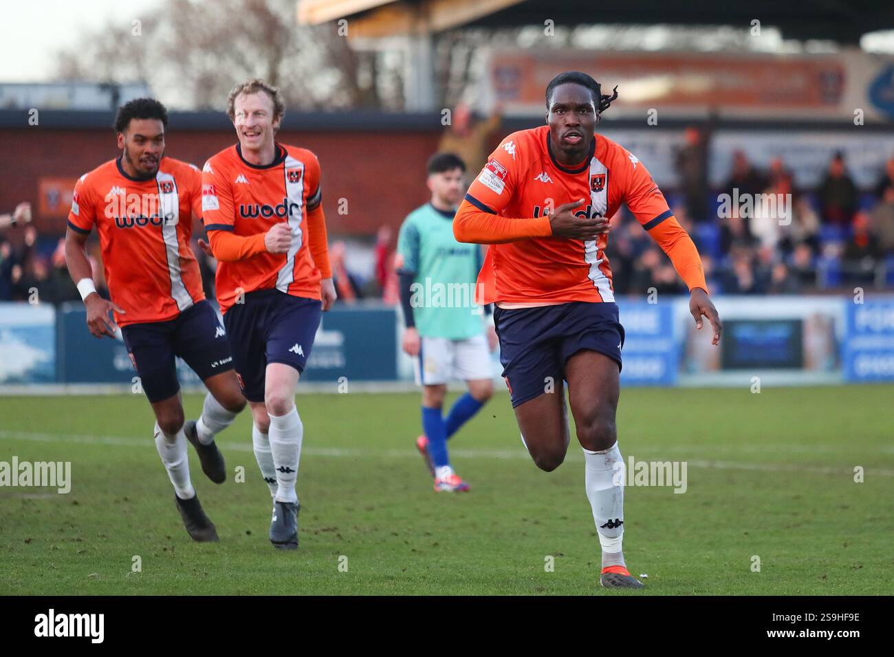 Tiddington, Regno Unito, 25 gennaio 2025. Kevin Joshua di Stratford celebra il suo sideÕs gol della partita durante la Premier Divisio della Southern League Foto Stock