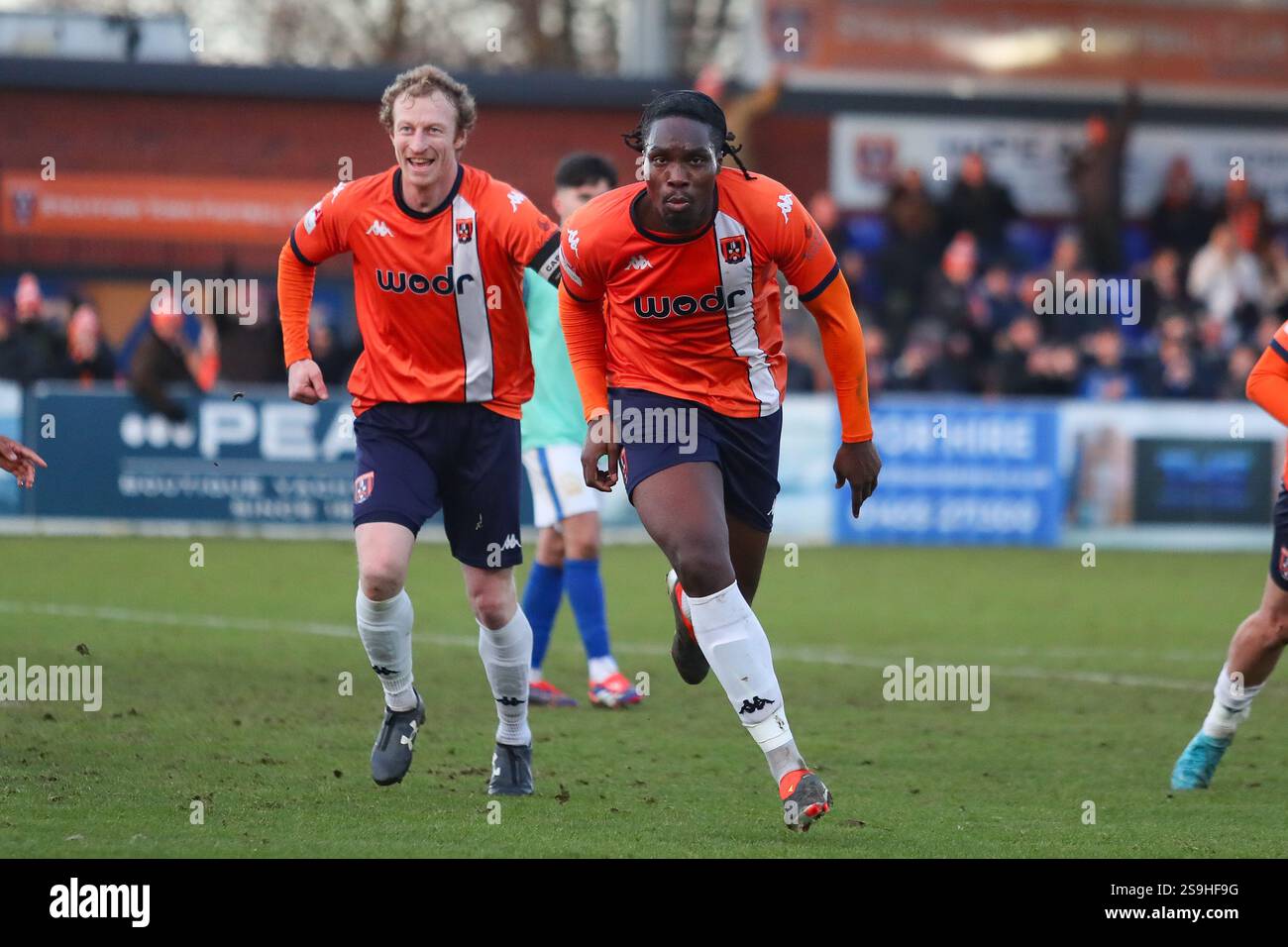 Tiddington, Regno Unito, 25 gennaio 2025. Kevin Joshua di Stratford celebra il suo sideÕs gol della partita durante la Premier Divisio della Southern League Foto Stock
