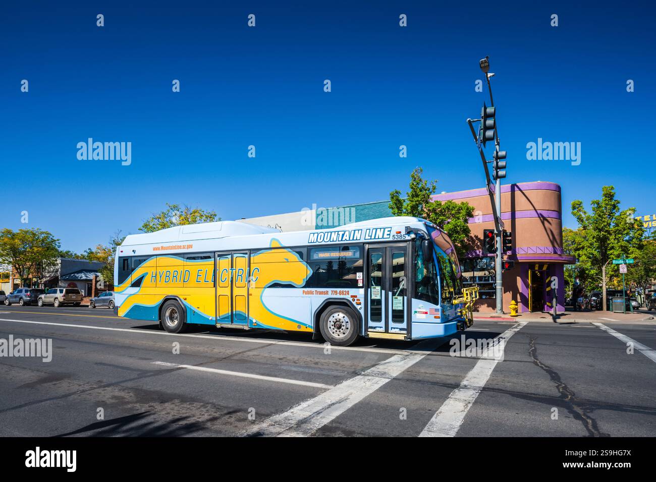 Flagstaff, Arizona USA - 6 settembre 2020: Autobus Mountain Line sull'Arizona Route 66 all'angolo di Downtown Flagstaff. Foto Stock