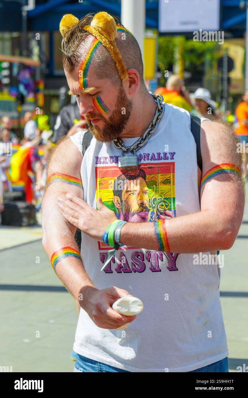 L'orso peloso gay mette la crema solare al Birmingham Pride celebrando la diversità e l'uguaglianza LGBT+ Foto Stock