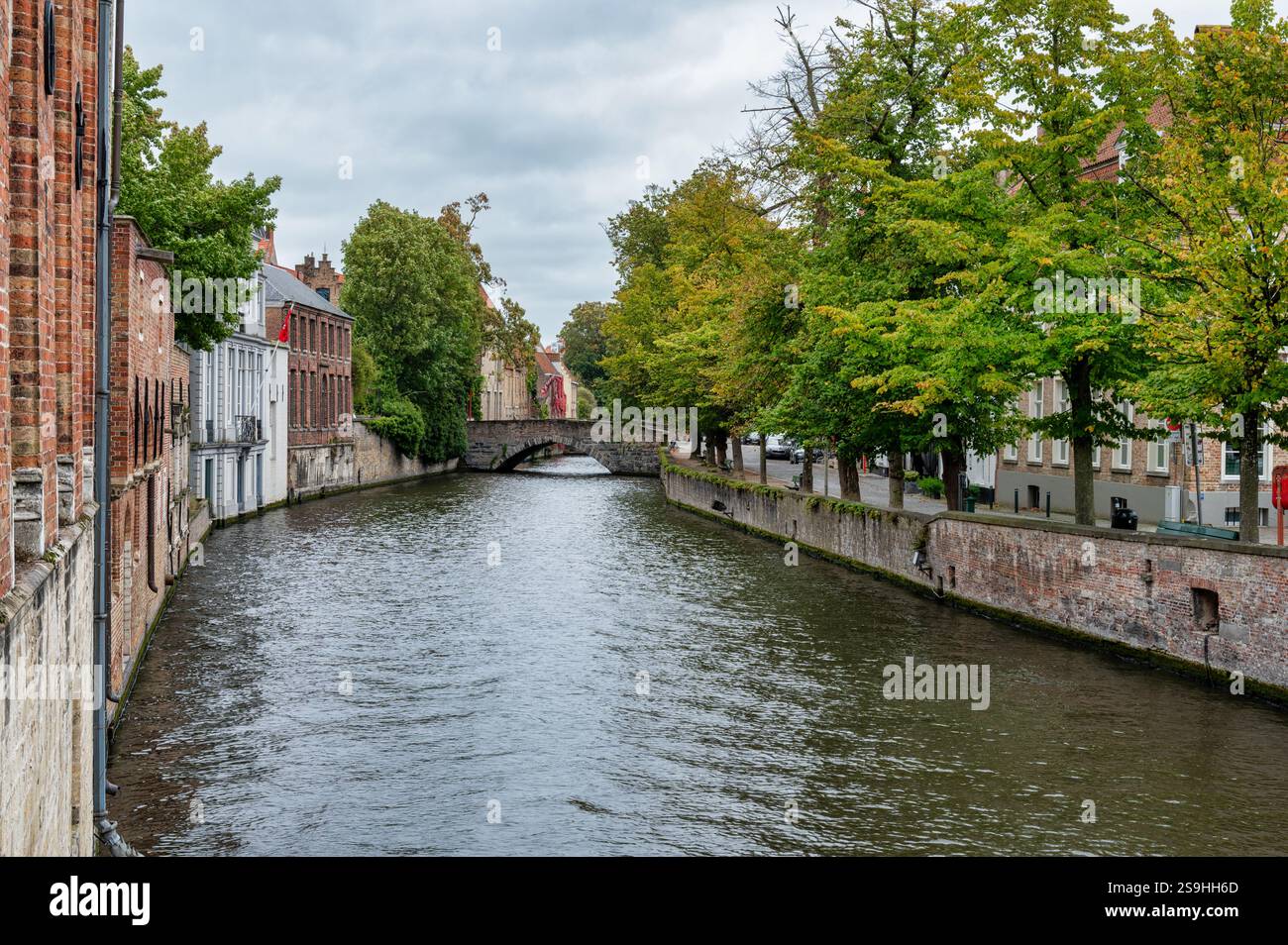 Uno dei canali che attraversa la città di Bruges. Foto Stock