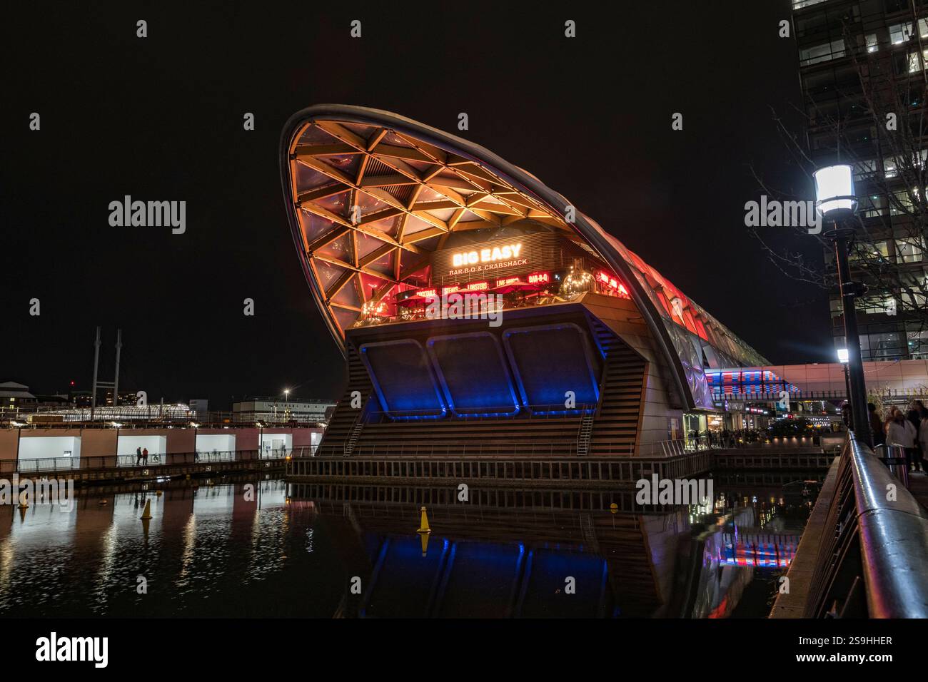 Vista notturna della stazione di Canary Wharf (Elizabeth Line/Crossrail) su North Dock, Canary Wharf, Londra, Regno Unito. Foto Stock