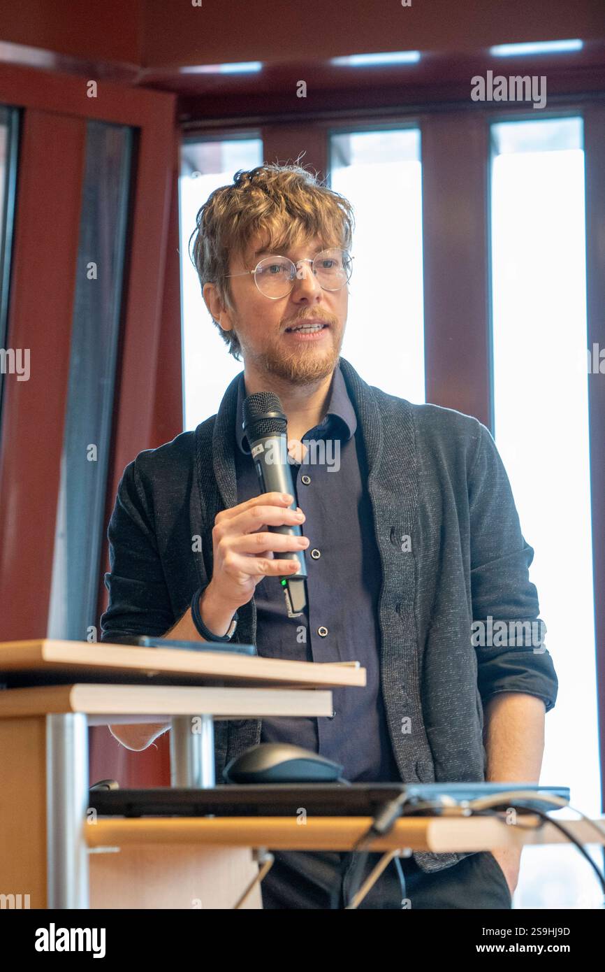 Thomas Laschyk Thomas Laschyk, Gründer, Chefredakteur und Geschäftsführer des Faktencheck- und Aufklärungsportals Volksverpetzer spricht im Grünen Salon der Heinrich Böll Stiftung a Bielefeld / Thomas Laschyk, fondatore, CEO e redattore capo del progetto di factchecking Böll senza scopo di lucro Volksverpetzer parlando a Bielefeld, 26.1.2025 Foto Stock