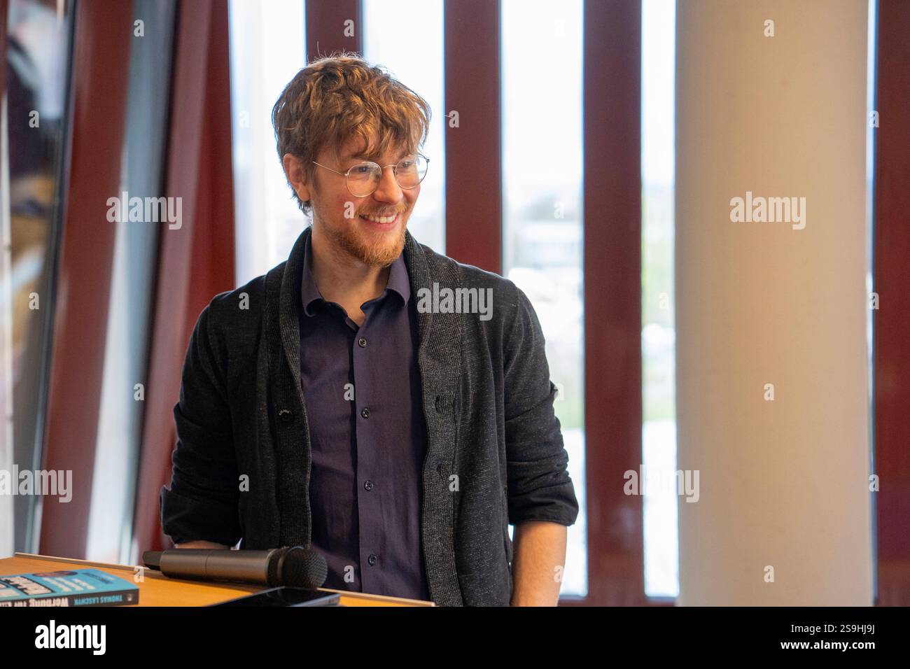 Thomas Laschyk Thomas Laschyk, Gründer, Chefredakteur und Geschäftsführer des Faktencheck- und Aufklärungsportals Volksverpetzer spricht im Grünen Salon der Heinrich Böll Stiftung a Bielefeld / Thomas Laschyk, fondatore, CEO e redattore capo del progetto di factchecking Böll senza scopo di lucro Volksverpetzer parlando a Bielefeld, 26.1.2025 Foto Stock