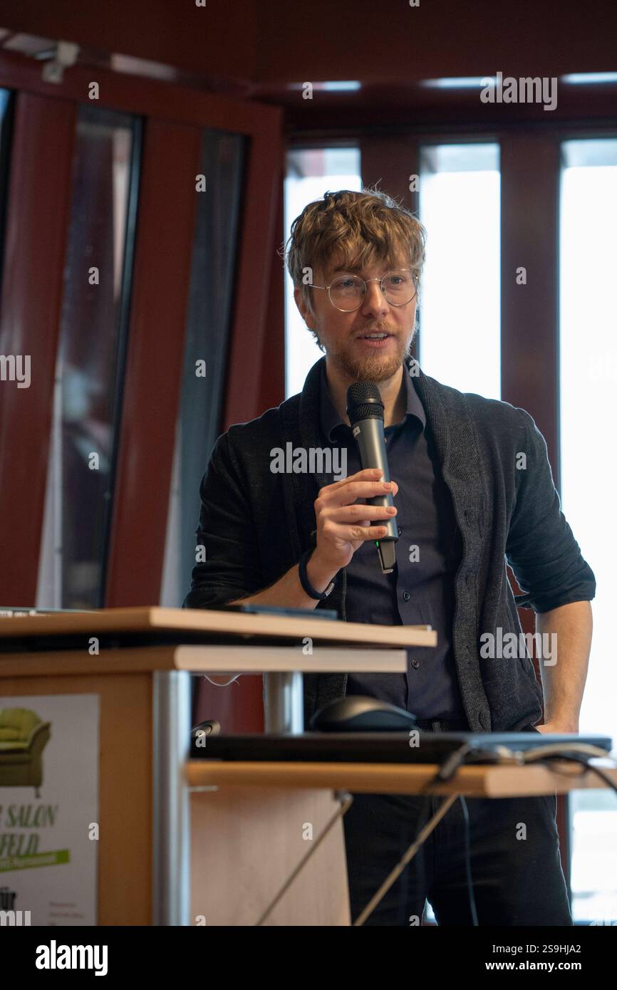 Thomas Laschyk Thomas Laschyk, Gründer, Chefredakteur und Geschäftsführer des Faktencheck- und Aufklärungsportals Volksverpetzer spricht im Grünen Salon der Heinrich Böll Stiftung a Bielefeld / Thomas Laschyk, fondatore, CEO e redattore capo del progetto di factchecking Böll senza scopo di lucro Volksverpetzer parlando a Bielefeld, 26.1.2025 Foto Stock