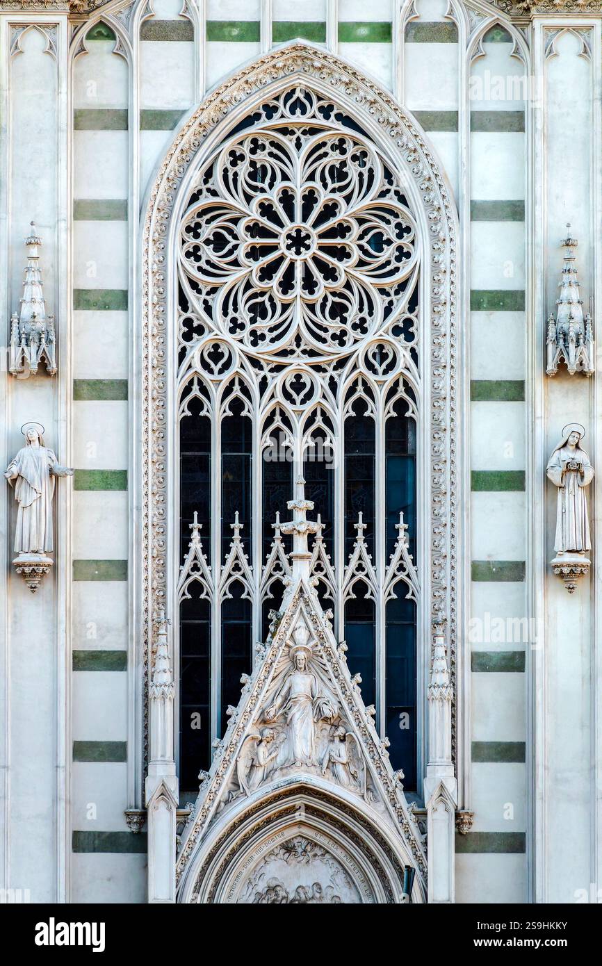Vista dettagliata del rosone e della facciata gotica della Chiesa del Sacro cuore del suffragio a Roma, Italia. Foto Stock