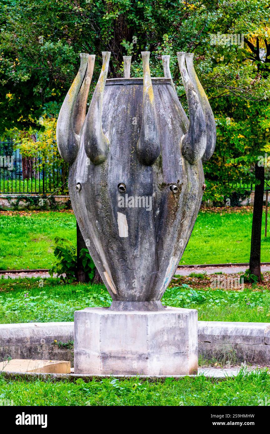 La Fontana dell’Anfora, progettata da Raffaele De Vico nel 1931, è una fontana in bronzo a forma di anfora situata nel Parco della resistenza dell’8 settembre, Foto Stock