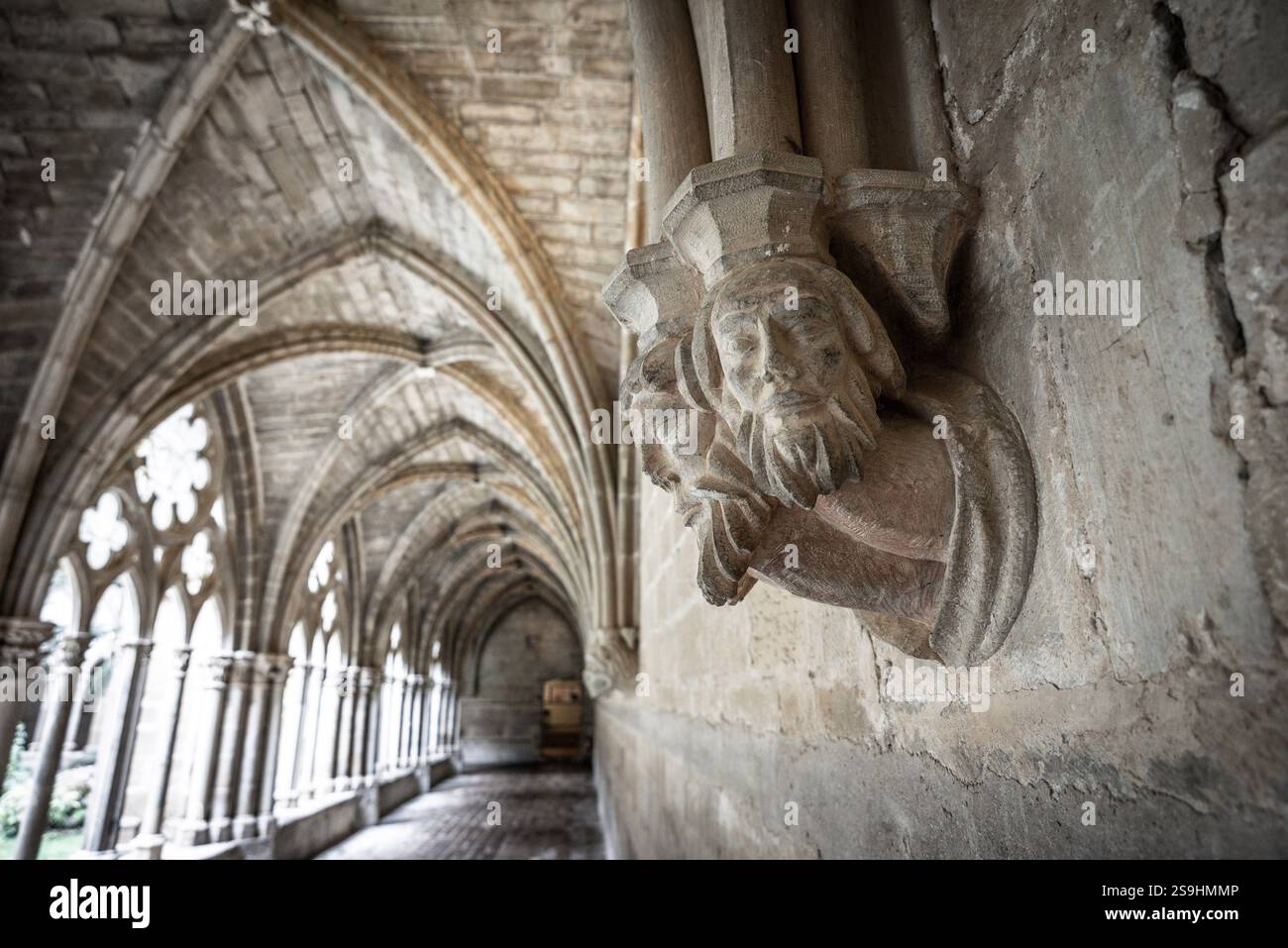 Atlante e volti umani dei mensole, chiostro del monastero reale di Santa María de Veruela, abbazia cistercense del XII secolo, vera de Moncayo, provincia di Saragozza, Spagna. Foto Stock