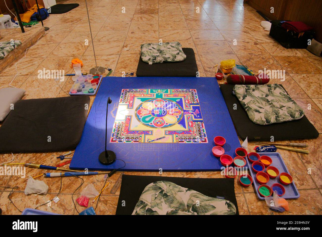 LA CHIESA EPISCOPALE DI SAN PAOLO all'interno vedrà la Sacra Arte di Sand Mandala costruita dai monaci del monastero di Drepung Gomang solo uso editoriale, Key Foto Stock