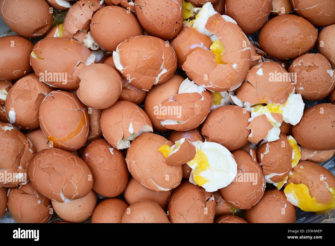 Uova di pollo sode schiacciate Foto Stock