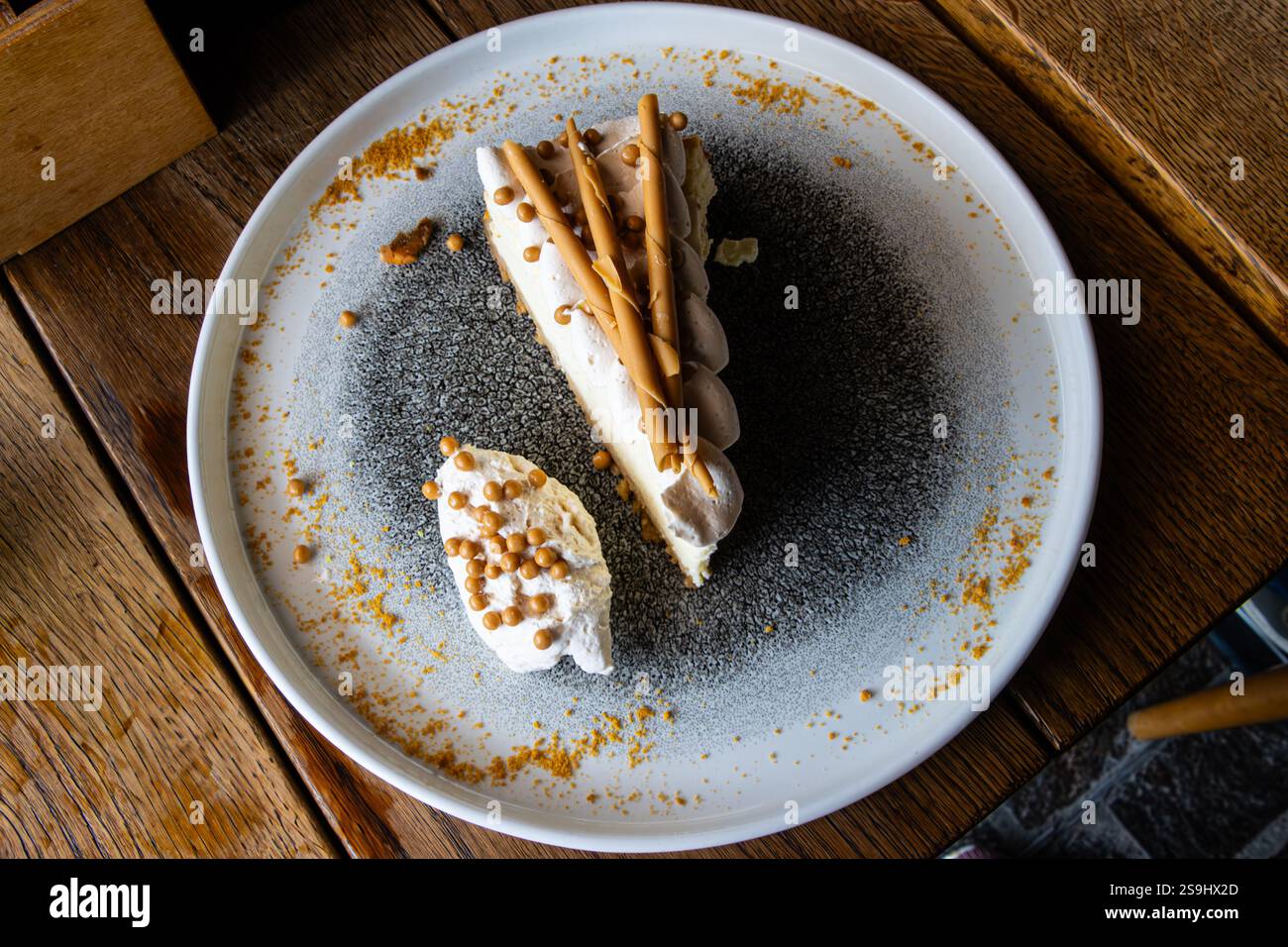Deliziosa torta servita su un piatto in un ristorante Foto Stock
