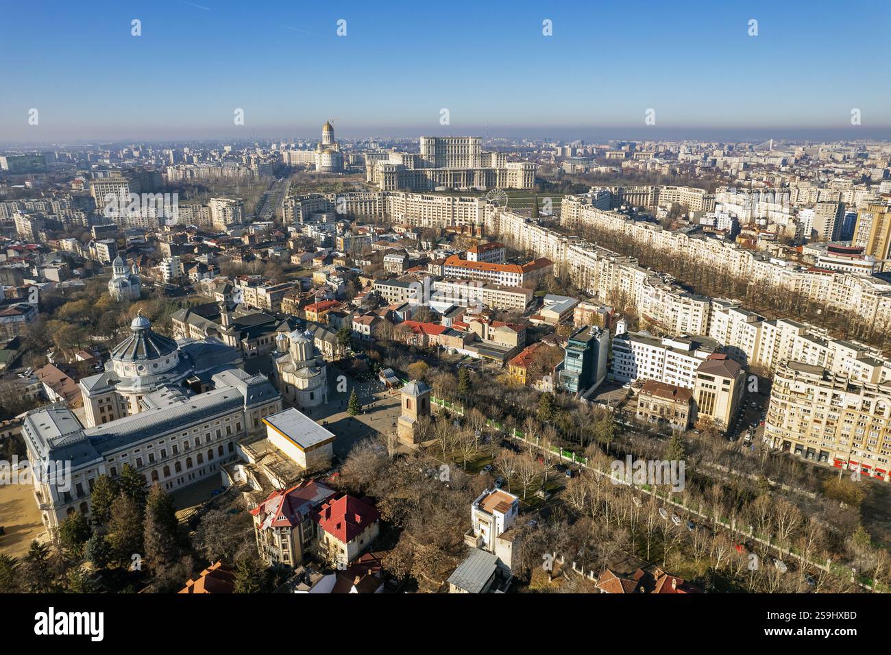 Vista aerea con drone sul paesaggio urbano del centro di Bucarest, Romania. Palazzo del Parlamento, Cattedrale della salvezza Nazionale, Cattedrale Patriarcale e Boulev Foto Stock