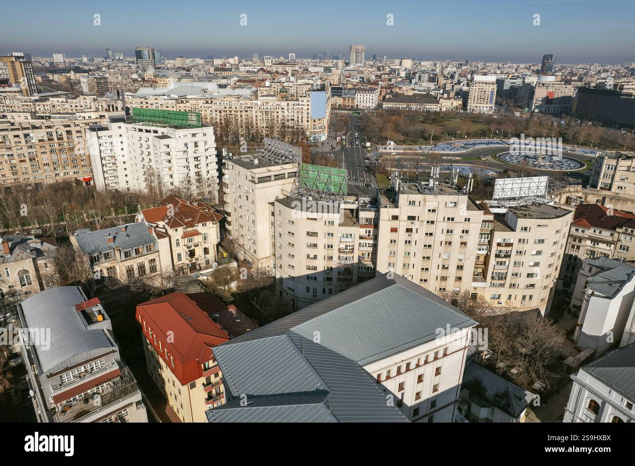 Vista aerea con drone sulla città di Bucarest, Romania. Union Park con fontane e Bulevardul Unirii. Foto Stock